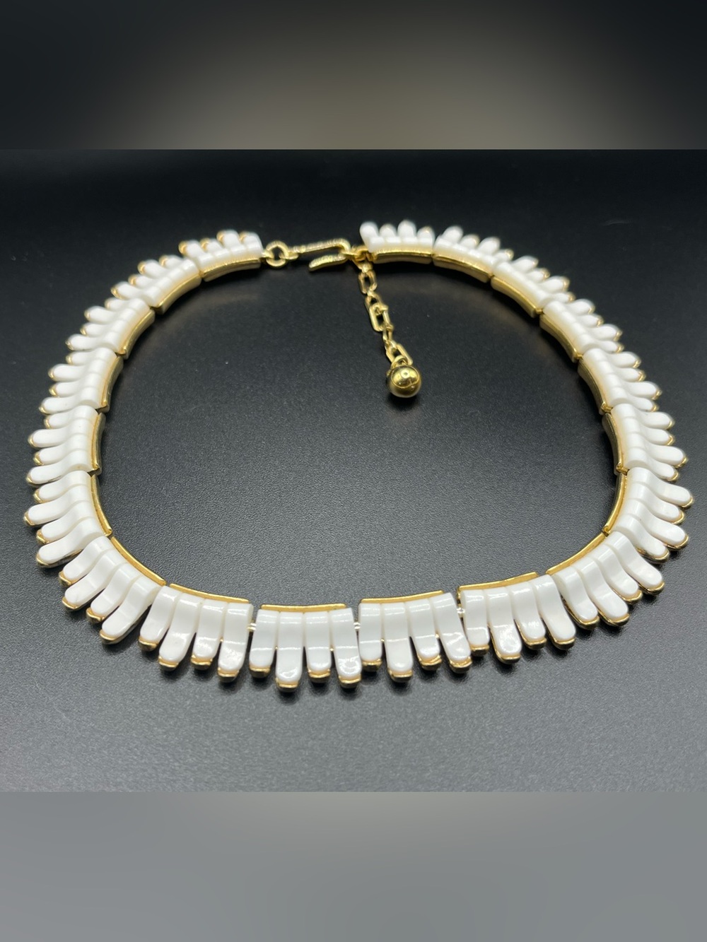 Vintage Trifari Icicles Necklace Gold Tone White Thermoset Plastic 16”